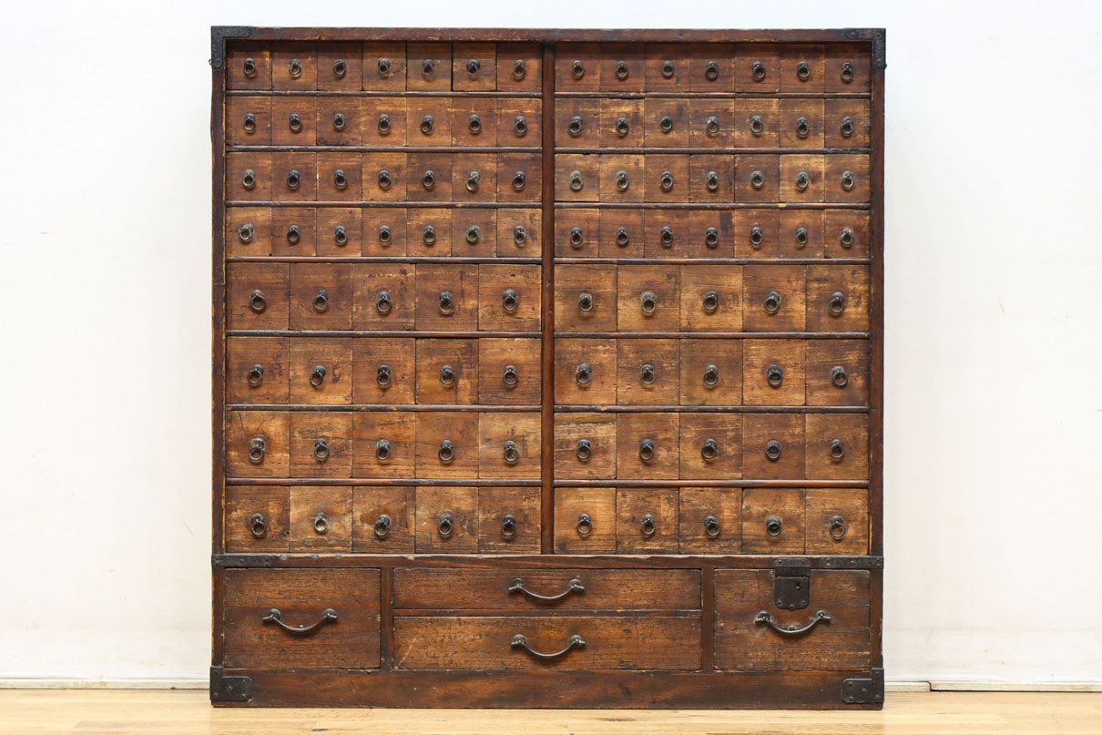 古色を帯びた枯れ具合に圧巻の引き出しが並ぶ百目箪笥 BB3320 – 古福庵