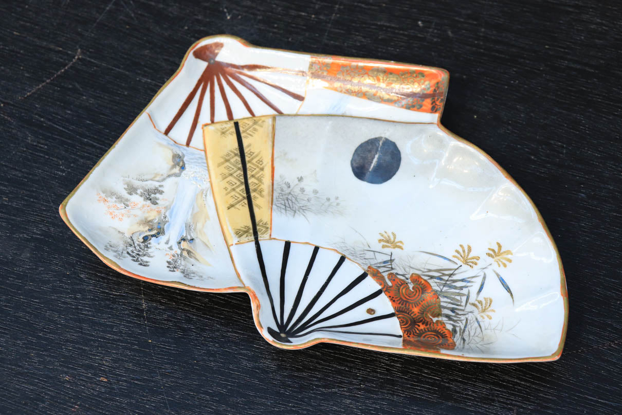 江戸中期 古伊万里 上手 陽刻 団扇 扇 宝尽 稜花形 輪花尺皿 江戸中期