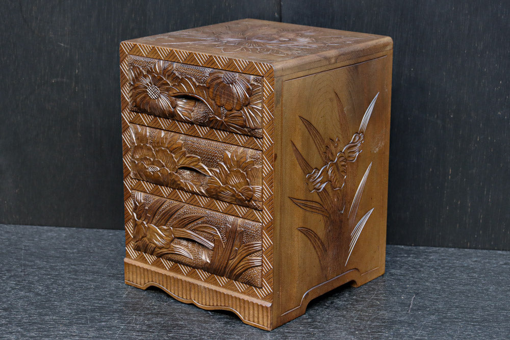 日光彫？軽井沢彫？ 木製花柄彫刻箪笥 3段引き出し 家具 アンテーク