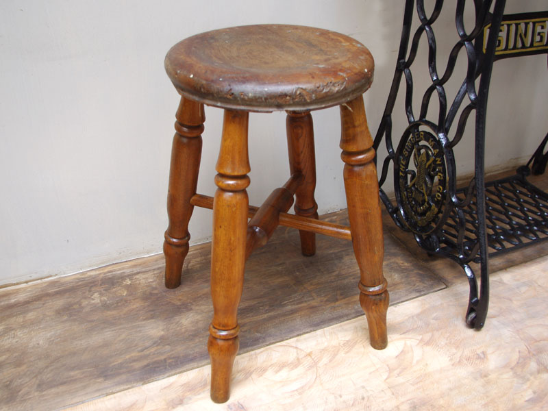 No.908 足踏みミシン用スツール 円い椅子：アンティークミシン修理士の