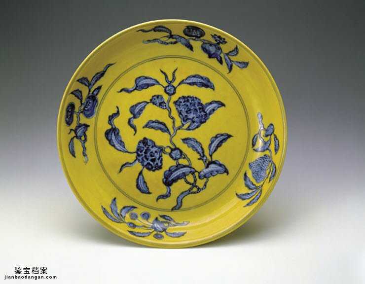 中国古玩 黄地青華折枝華紋盤 大明成化年製銘 大皿 中国古玩 黄地青華