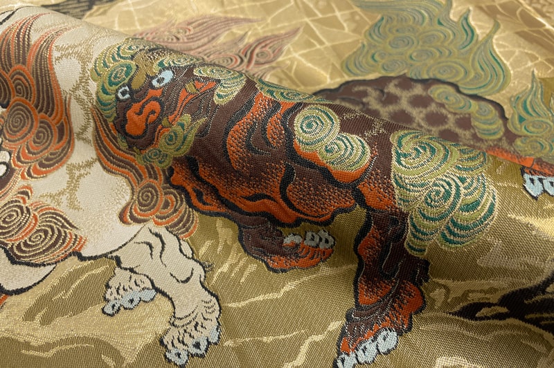 織り額】金箔に織 額付き 滝に唐獅子 織り額】金箔に織 額付き 滝に