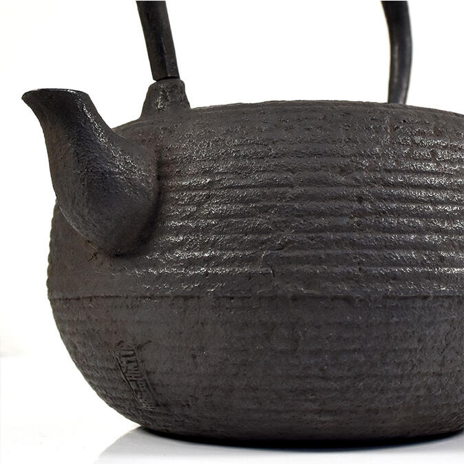 楽天市場】南部鉄器 桐箱入り 小泉仁左衛門作 大糸目文姥口平丸形 鉄瓶