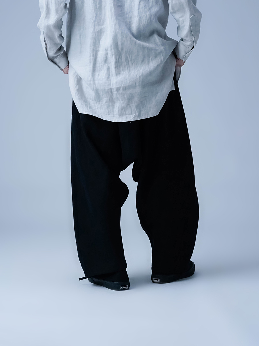 リネンパンツ】空気のように軽やかな サルエルパンツ／ 黒色 b024e-bck1