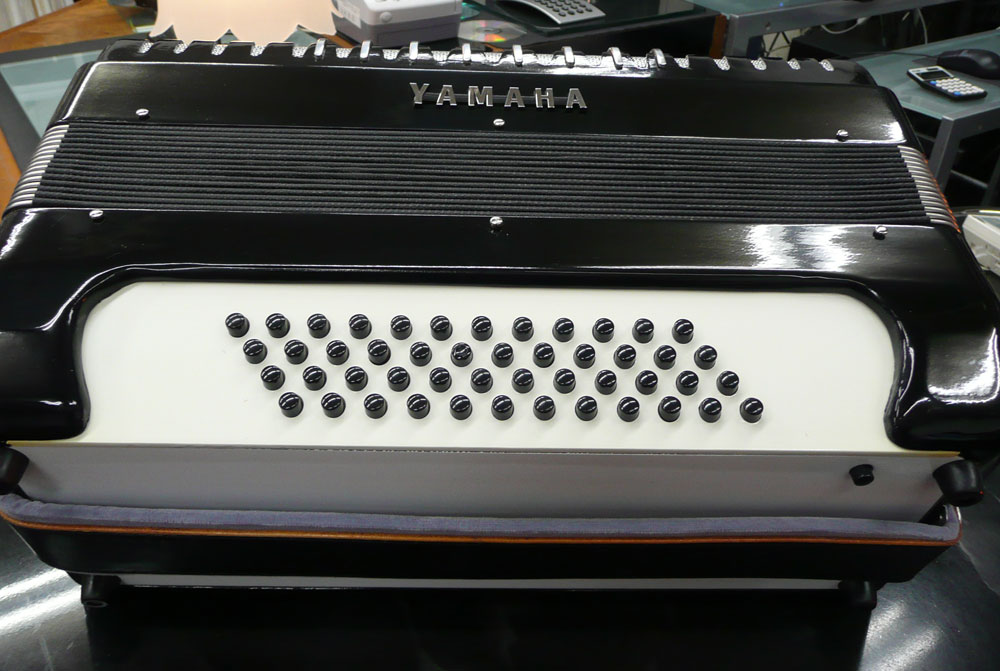 YAMAHA アコーディオン 黒/白 34鍵 80DS YAMAHA アコーディオン 黒/白