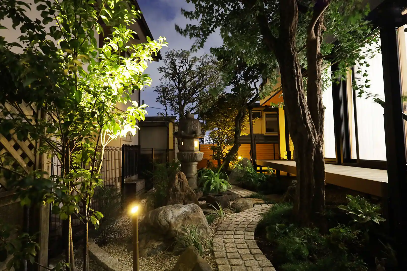 ビン・カシワ/ガウディーの庭 ビン・カシワ/ガウディーの庭 ビン