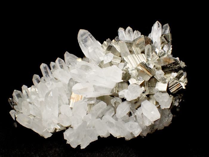 青森県尾太鉱山産 水晶＆黄鉄鉱 (Quartz & Pyrite / Japan) - 鉱物標本