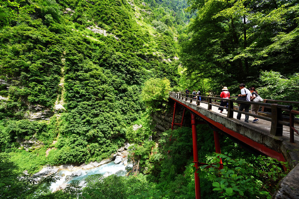 秘境・秘湯を大冒険！足湯に浸かって宿泊もできる欅平│黒部峡谷鉄道
