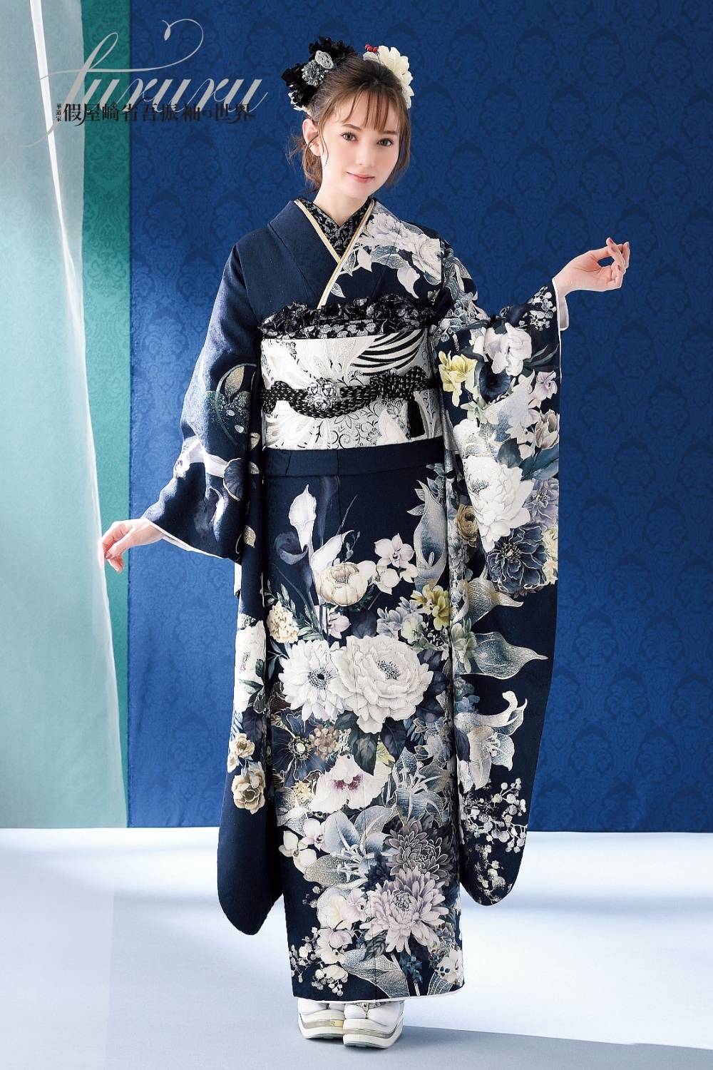 假屋崎省吾振袖の世界 紺地に咲くシルバー花柄がラグジュアリーな