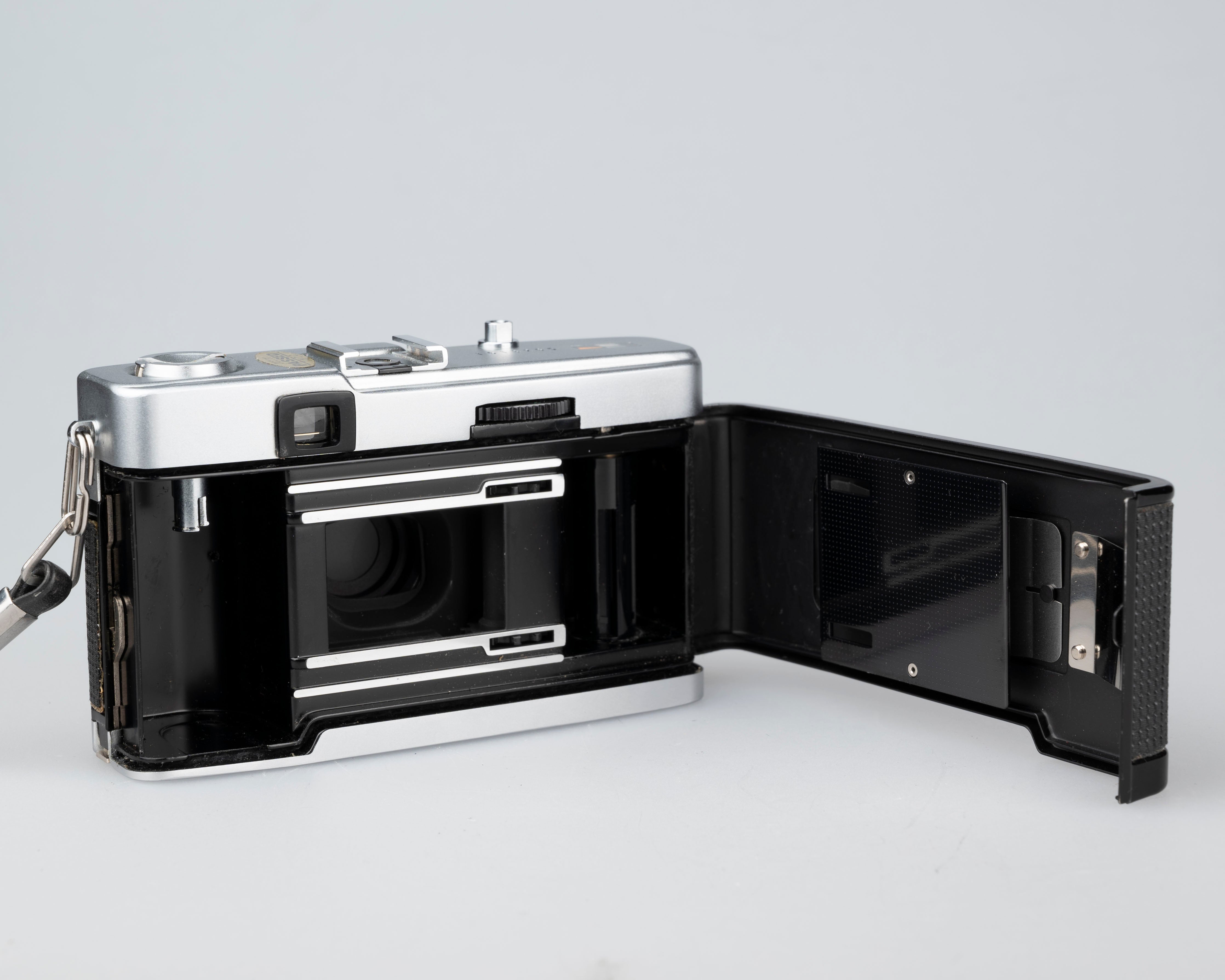 Olympus Trip 35 35mm camera (serial 1613265) – New Wave Pool