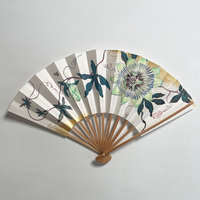 菅かおる 絵扇子《 水に咲く時計草に蜜蜂 》｜parcstore [ Gallery