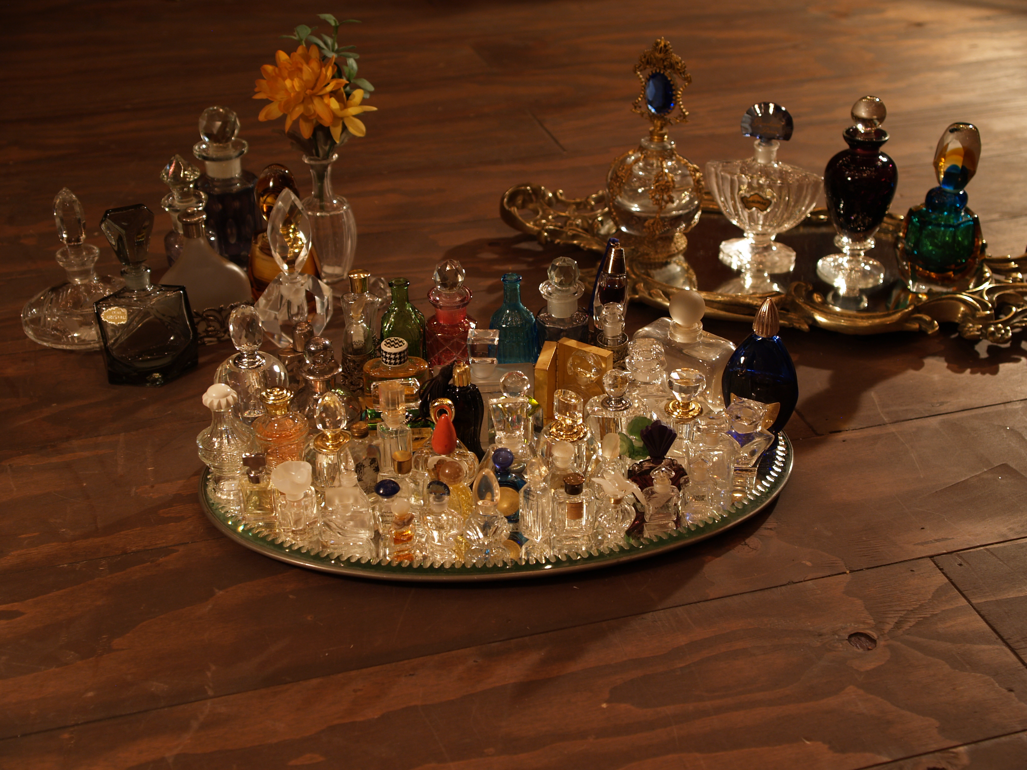 アンティークパフュームボトルの世界 | Special Library 01