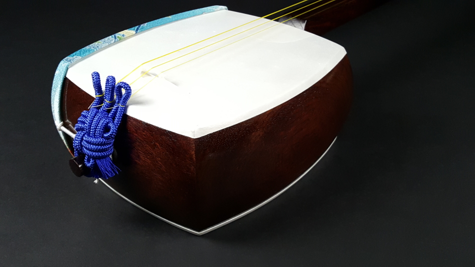 三味線 赤と白 木製 11フレット 三味線 赤と白 木製 11フレット 三味線