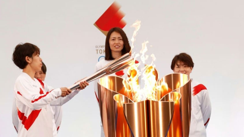 東京2020オリンピック 聖火ランナー使用トーチ 都庁で五輪聖火トーチ