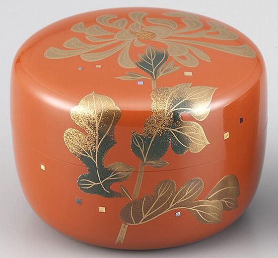 棗（なつめ）朱塗り・菊蒔絵は、鮮やかな朱色に大輪の菊が咲く棗