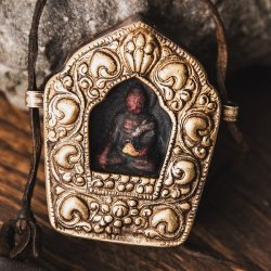 持ち運びができるチベット仏教の仏壇 ガウ（小） の通販 - TIRAKITA.COM