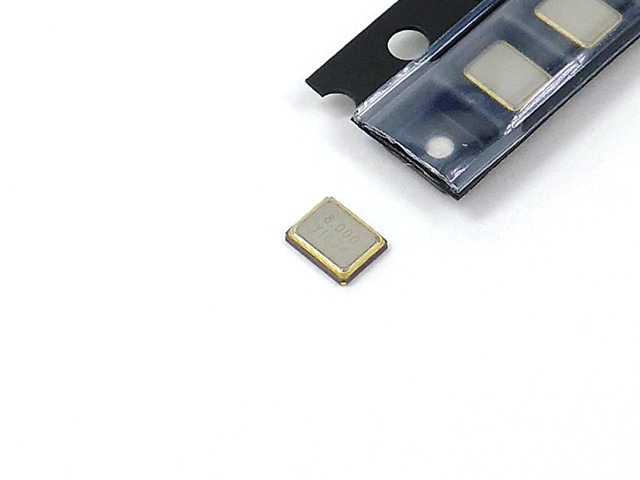 表面実装型クリスタル(水晶発振子) 8MHz 3225 XT324: 受動部品 秋月