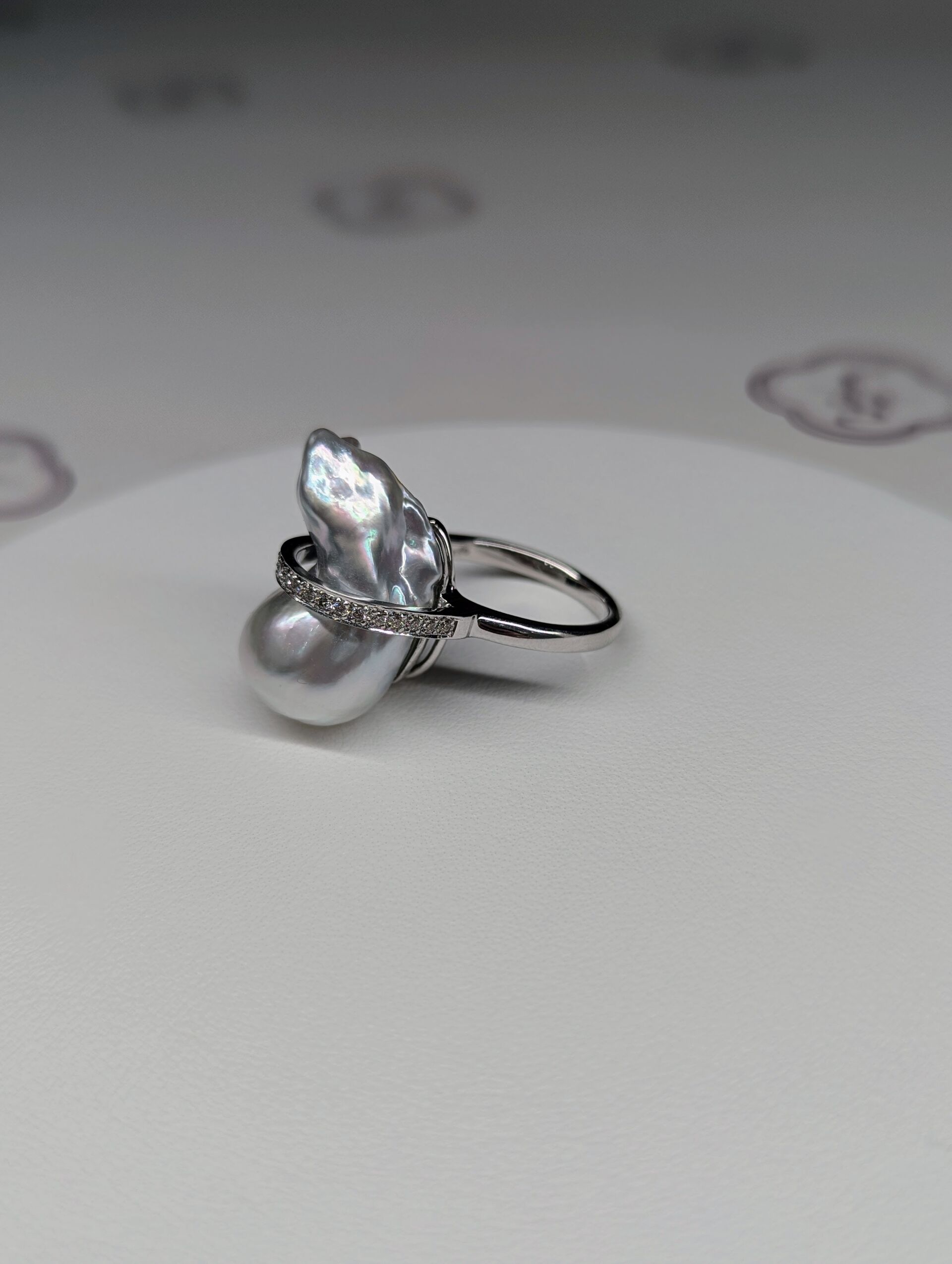 Aman様まとめ専用南洋白蝶真珠クリーム10.6㍉「三日月」ブローチBEN798