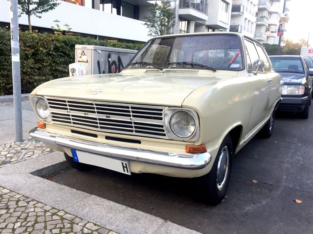 夕日に佇むかつての旧西ドイツ・ナンバー1のベストセラー車、オペル