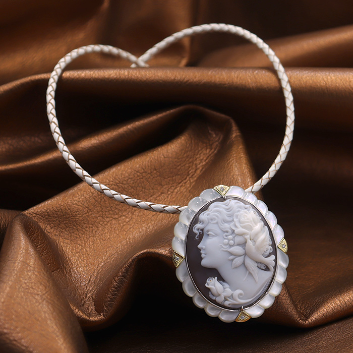 カメオ彫刻家リパ氏彫刻 白蝶貝枠付きカメオブローチ＆ネックレス製品