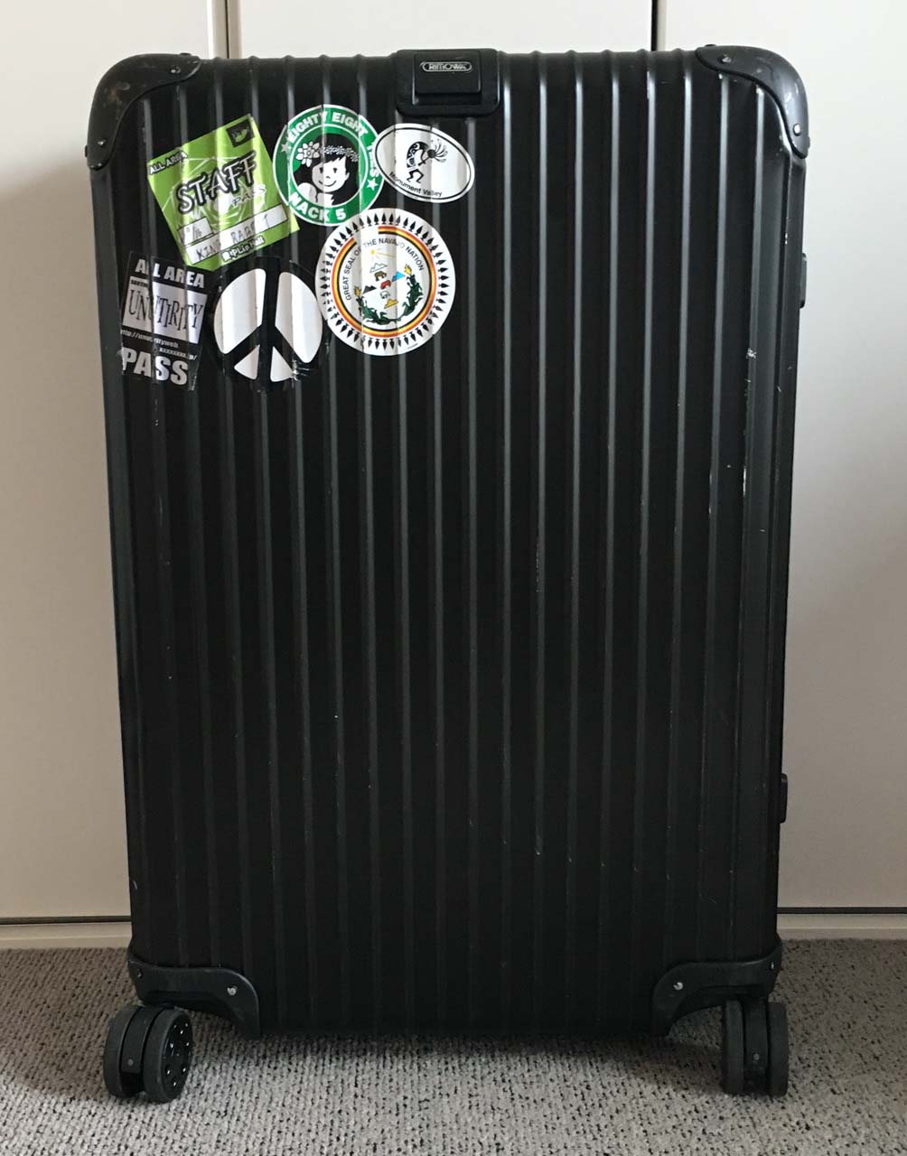 クールな艶消し黒塗装が魅力のRIMOWA TOPAS STEALTH(リモワ トパーズ