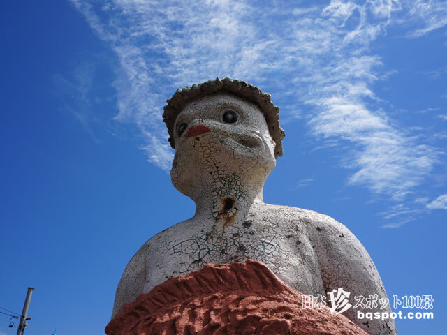 海に向かってたたずむコンクリートかっぱ「かっぱの親子」【愛知