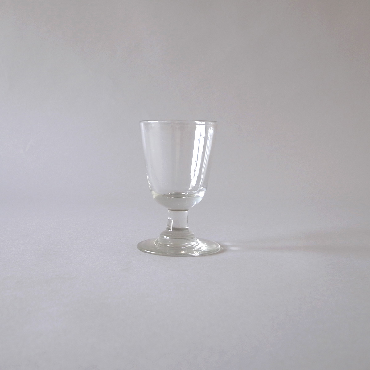 アンティークグラス オペーク（乳白色）ツイストステム ゴブレット