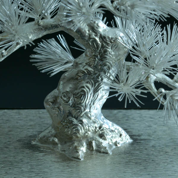 純銀製松の木彫刻 ガラスケース付き 純銀製 松の木 彫刻 透明ケース付き