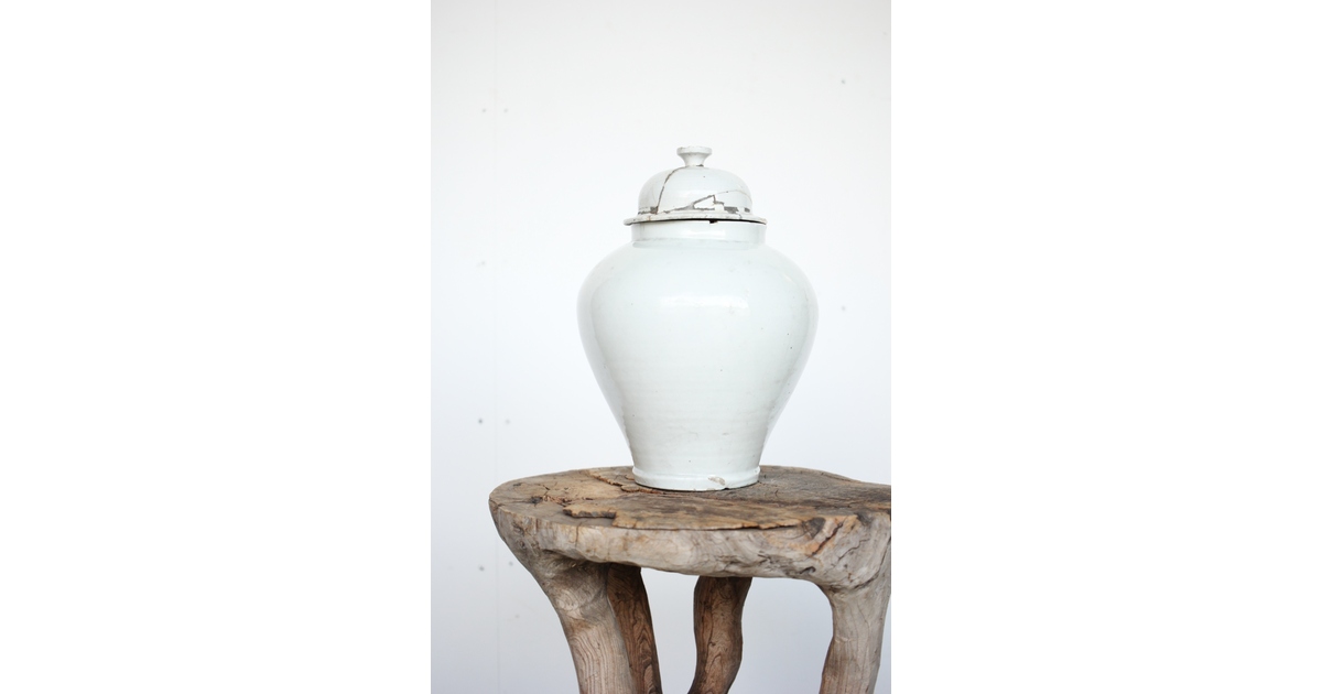 古伊万里、白磁、壺、 共葢、箱付き。 古伊万里、白磁、壺、 共葢、箱