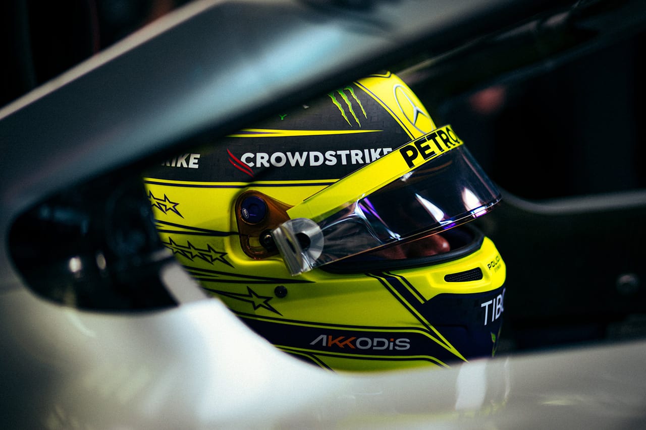 ルイス ハミルトン 1/2 ヘルメット 新品 メルセデス 2022 ベル ミニ