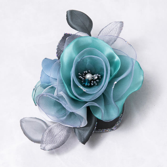 流れるラインのやさしいコサージュ ・グリーン｜東京ソワール