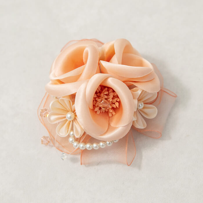 大小の花をぎゅっと集めた花束コサージュ ・オレンジ｜東京ソワール