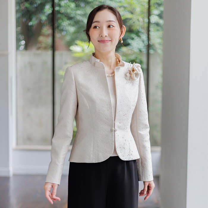 上品で若々しく見えるジャカードジャケット 13号・ベージュ｜東京