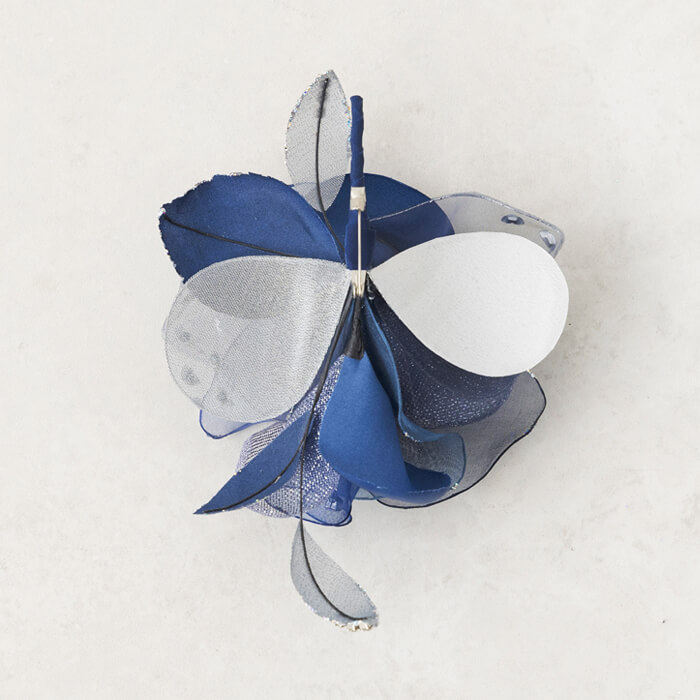 美しいニュアンスカラー、ブーケコサージュ ・ネイビー｜東京ソワール