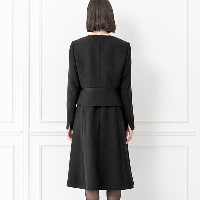 ノーカラーのリボン付アンサンブル 17号・ブラック｜東京ソワール