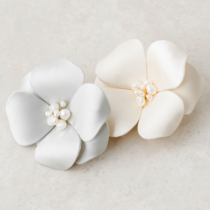 カメリアデザインのブローチコサージュ ・オフホワイト｜東京ソワール