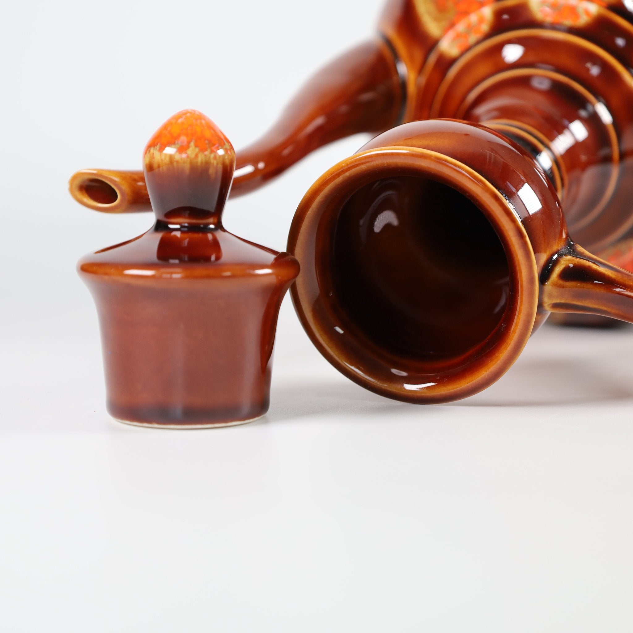 夕陽の調べ 〜 昭和の職人が育んだ赤褐色の釉薬、和モダンな水差し