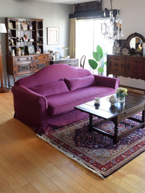 英国アンティークのおしゃれな書斎机、お花の彫刻がたっぷり入った