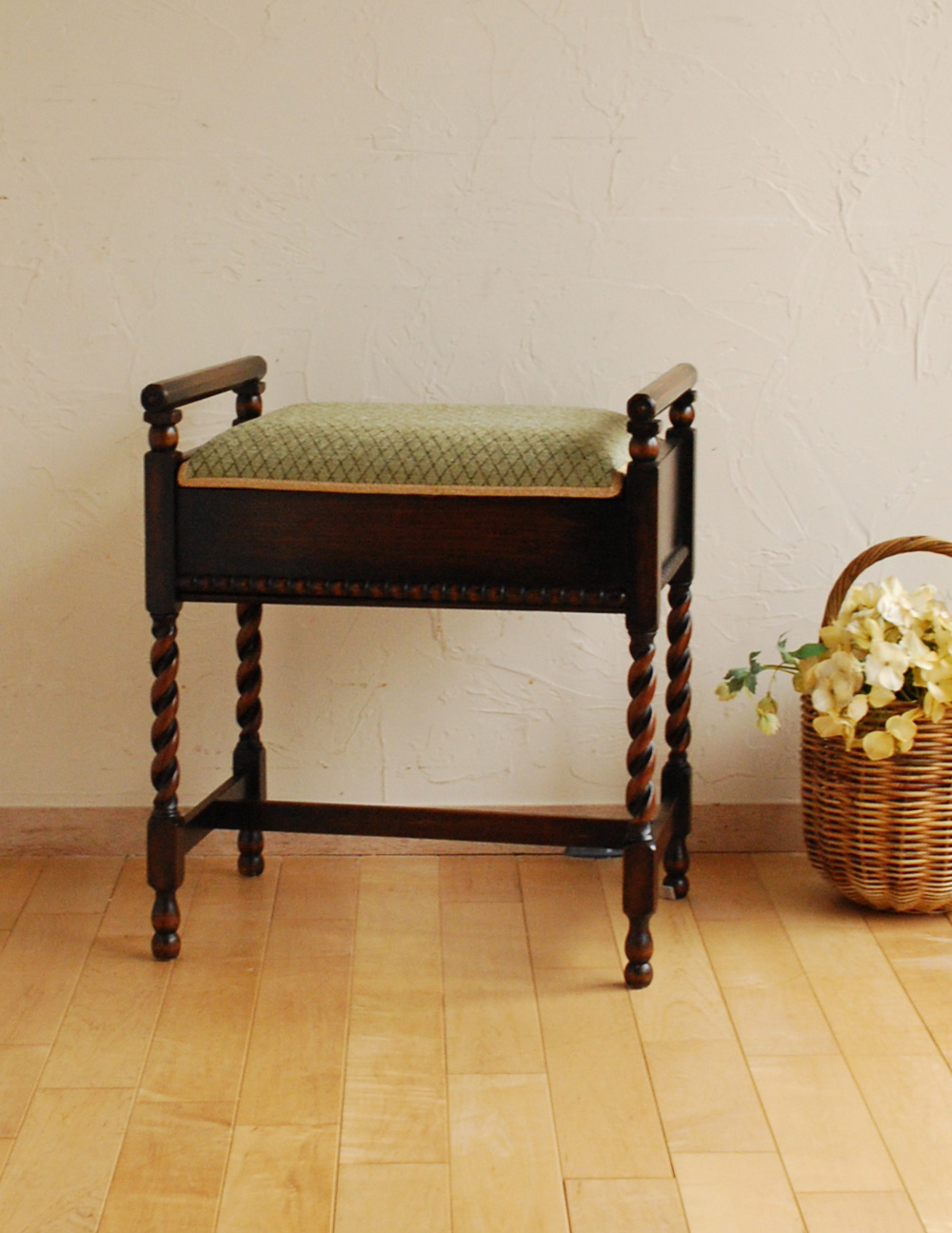 英国から届いたアンティークチェア、収納付きのスツール（ピアノ