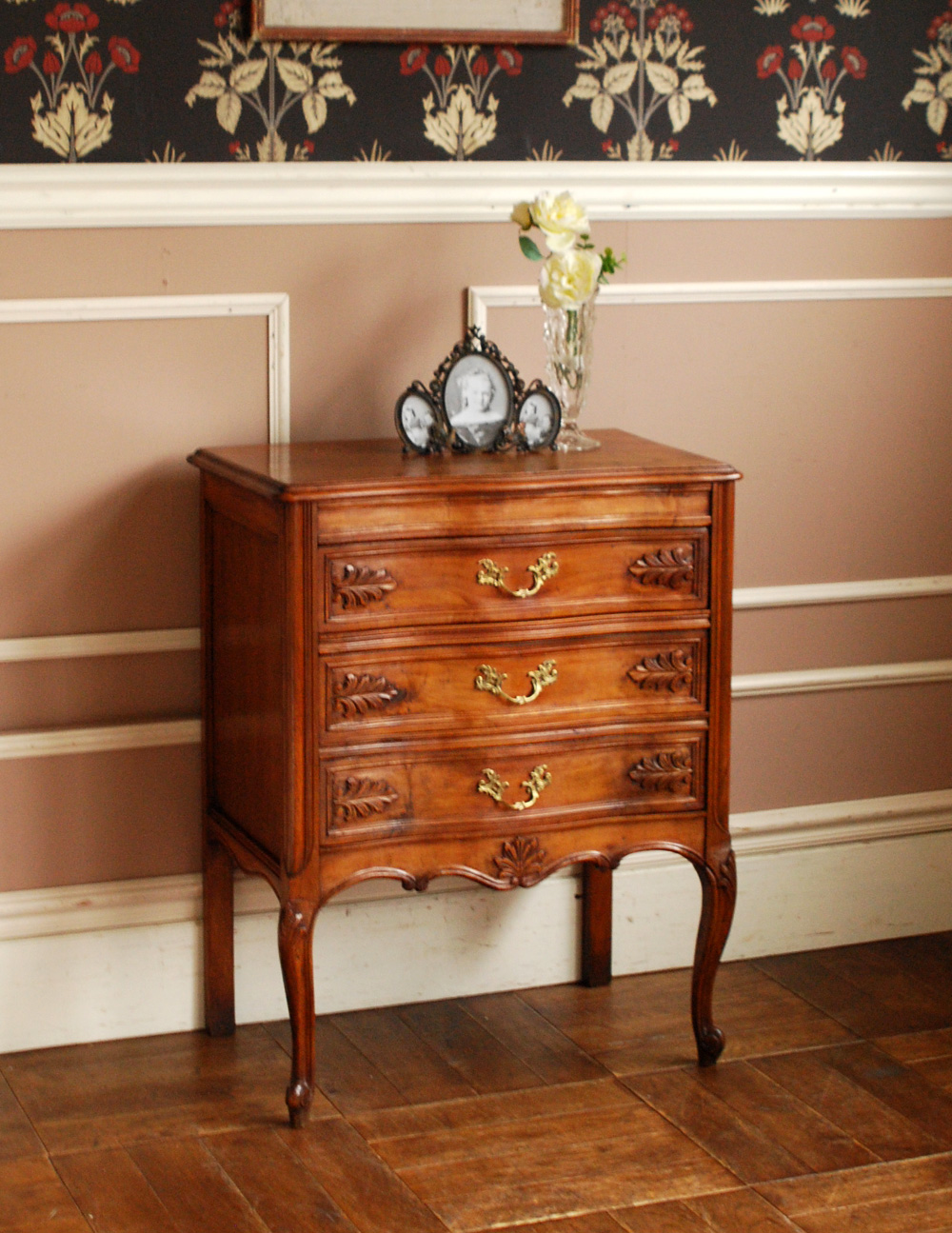 アンティーク調の象嵌細工が施された猫脚の3段チェストです