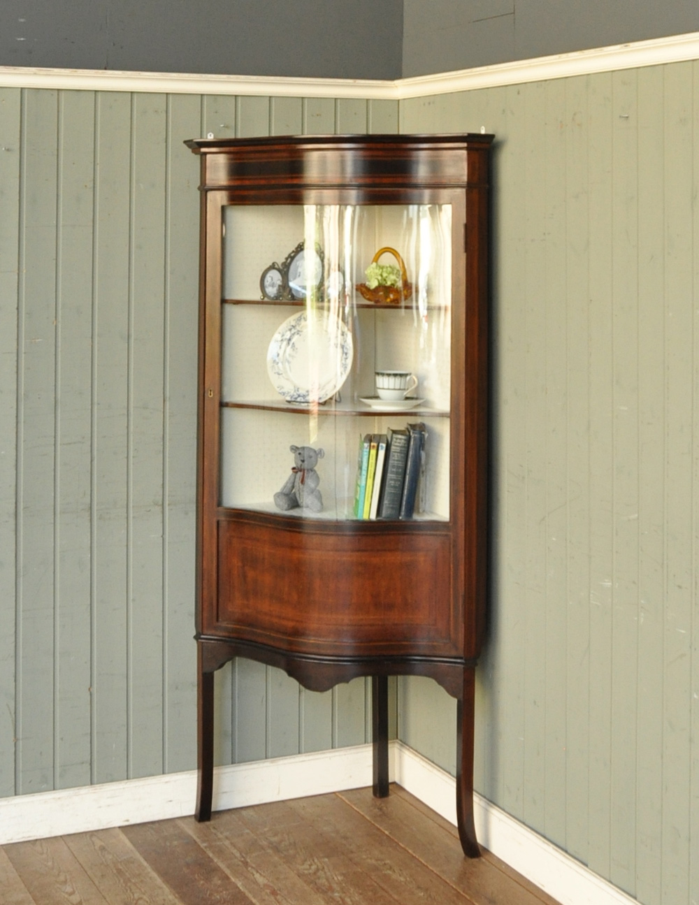 カリモク家具 コーナーキャビネット ガラス扉 棚板3枚付き 高級家具