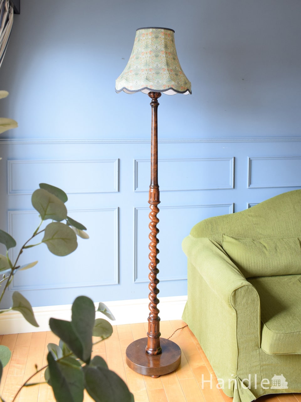 アンティークのフロアスタンド、イギリスで見つけたおしゃれな照明器具