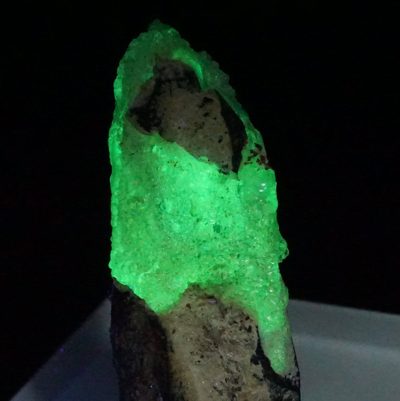 蛍光》ナミビア産 ハイアライトオパール・スモーキークォーツ – 天然石