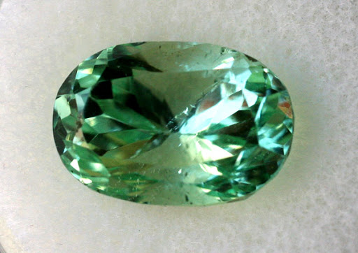 ヒデナイト】リシア輝石の中で最も希少で「多色性」を持つ鉱物