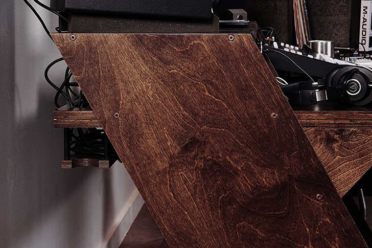 あのAppleも採用した“DAW用デスク”、Output「Platform」が日本に上陸