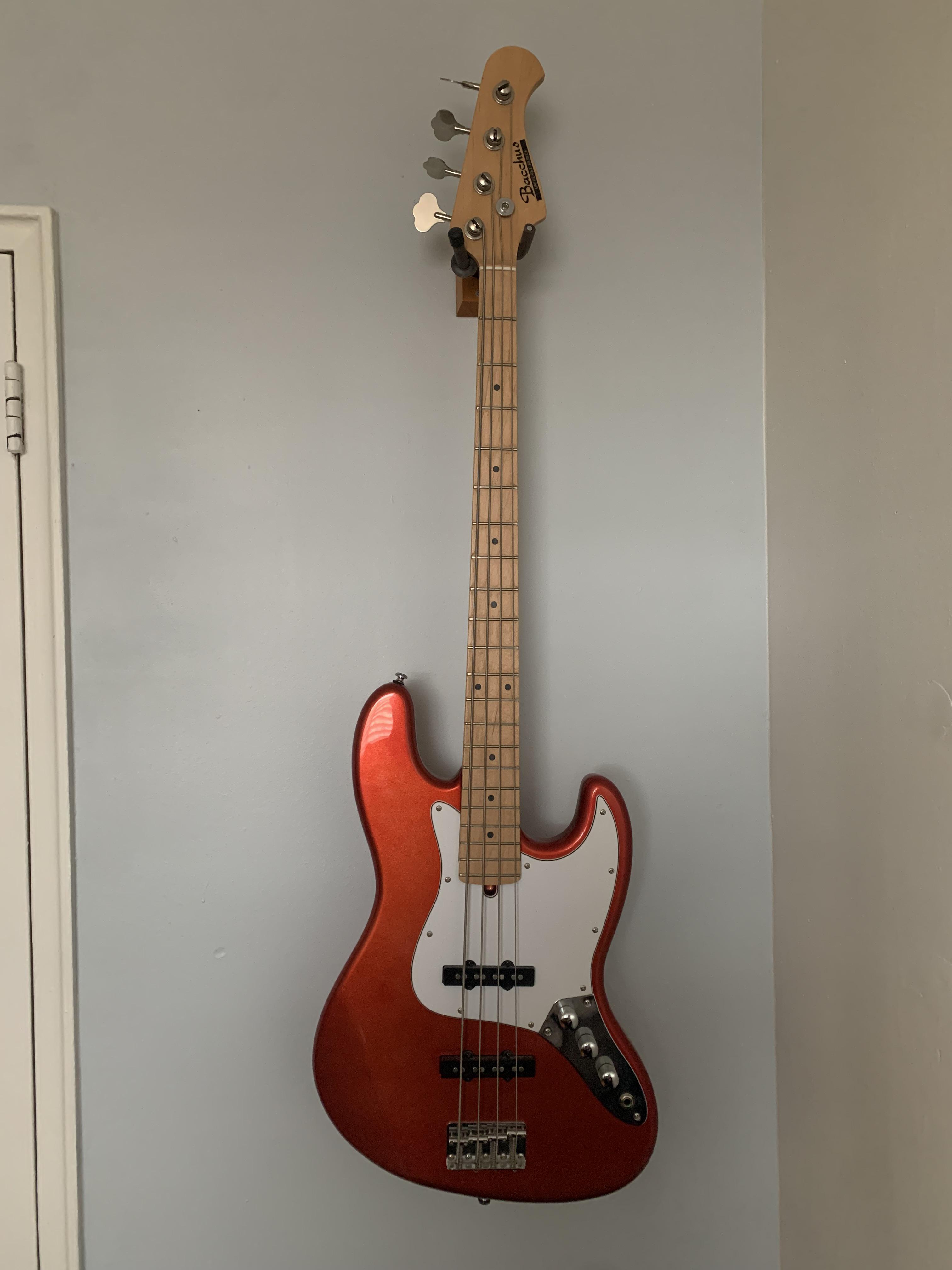 地元の質屋でBacchus Universe Seriesのベースを150ドルで買ったんだ