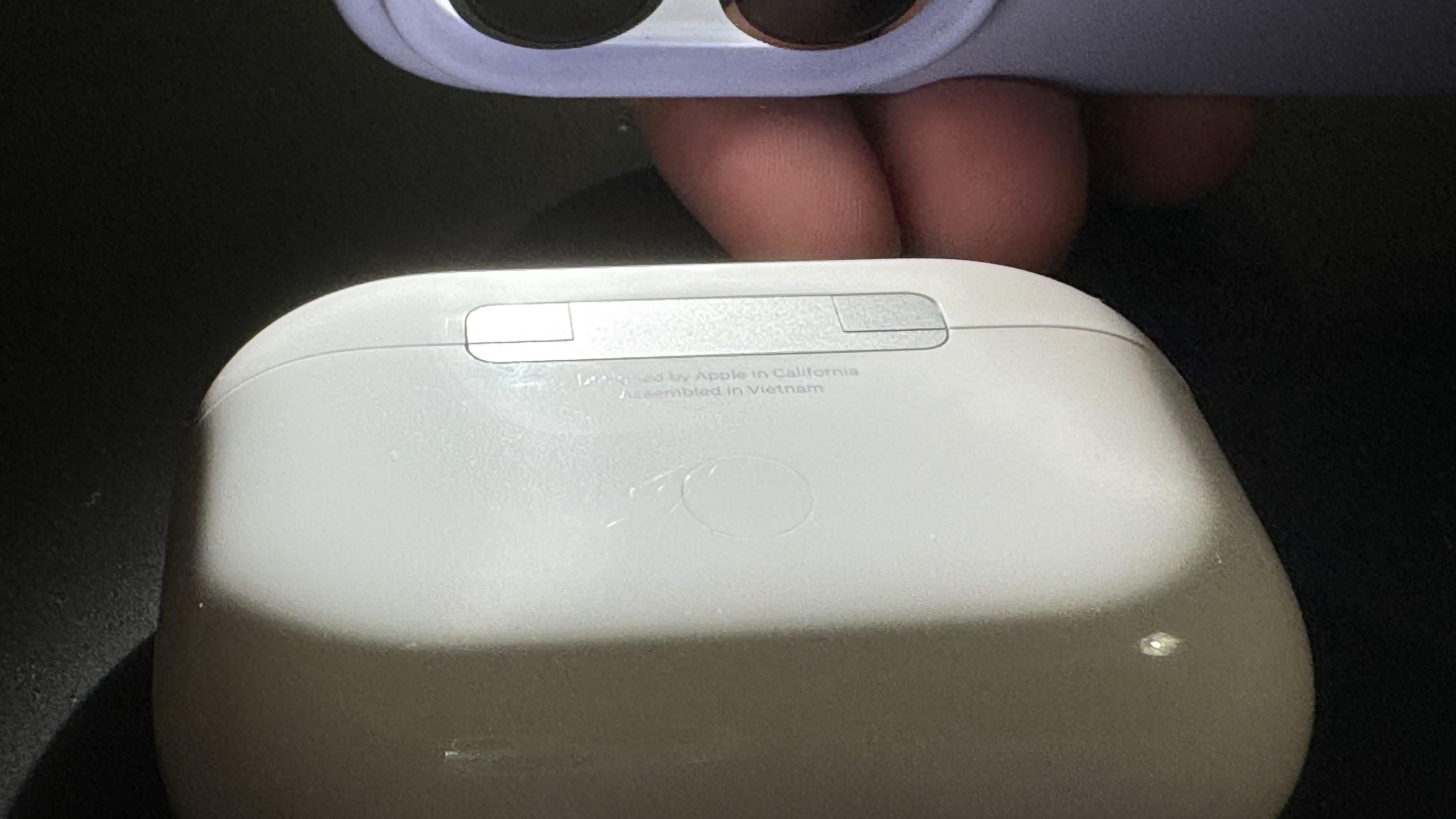 新品のAirPods Pro Gen. 2が箱から出してすぐに小さな傷があった : r