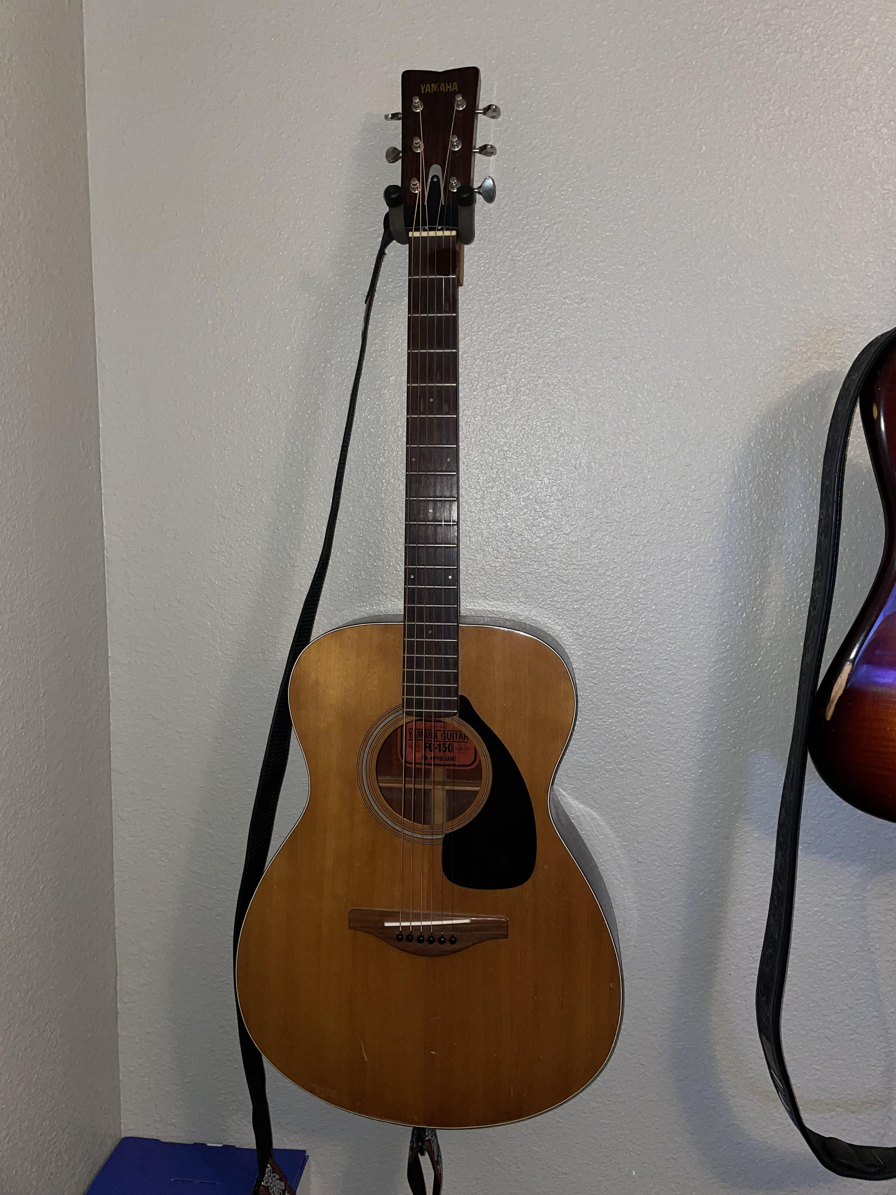 1970年製のヤマハFG-150（赤ラベル）。叔母が初めて買った