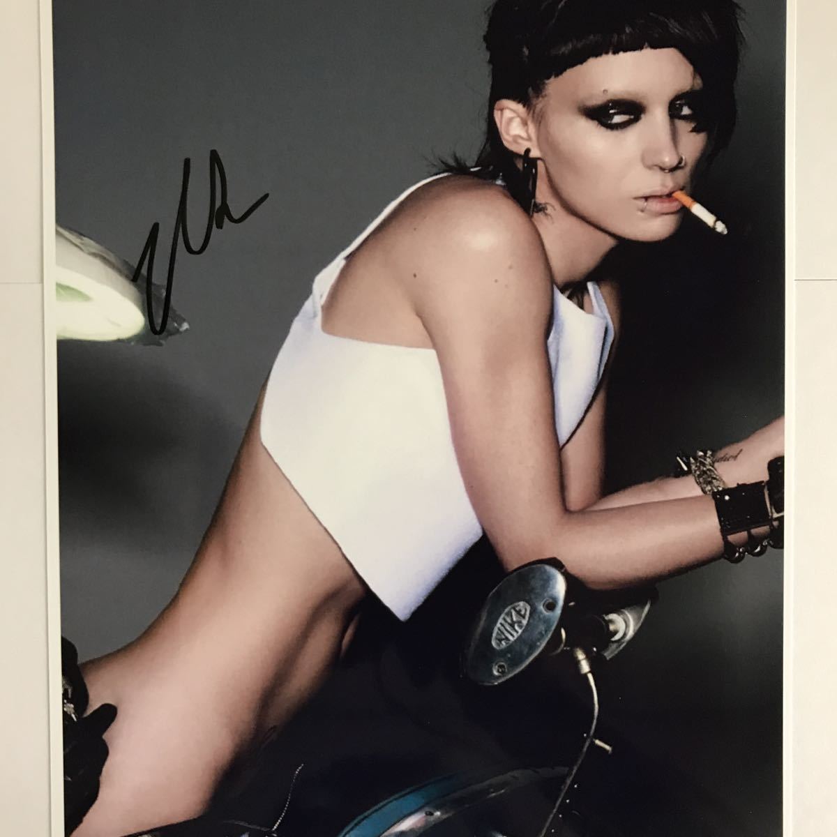 ルーニーマーラ 直筆サインフォト ドラゴン・タトゥーの女 Rooney Mara