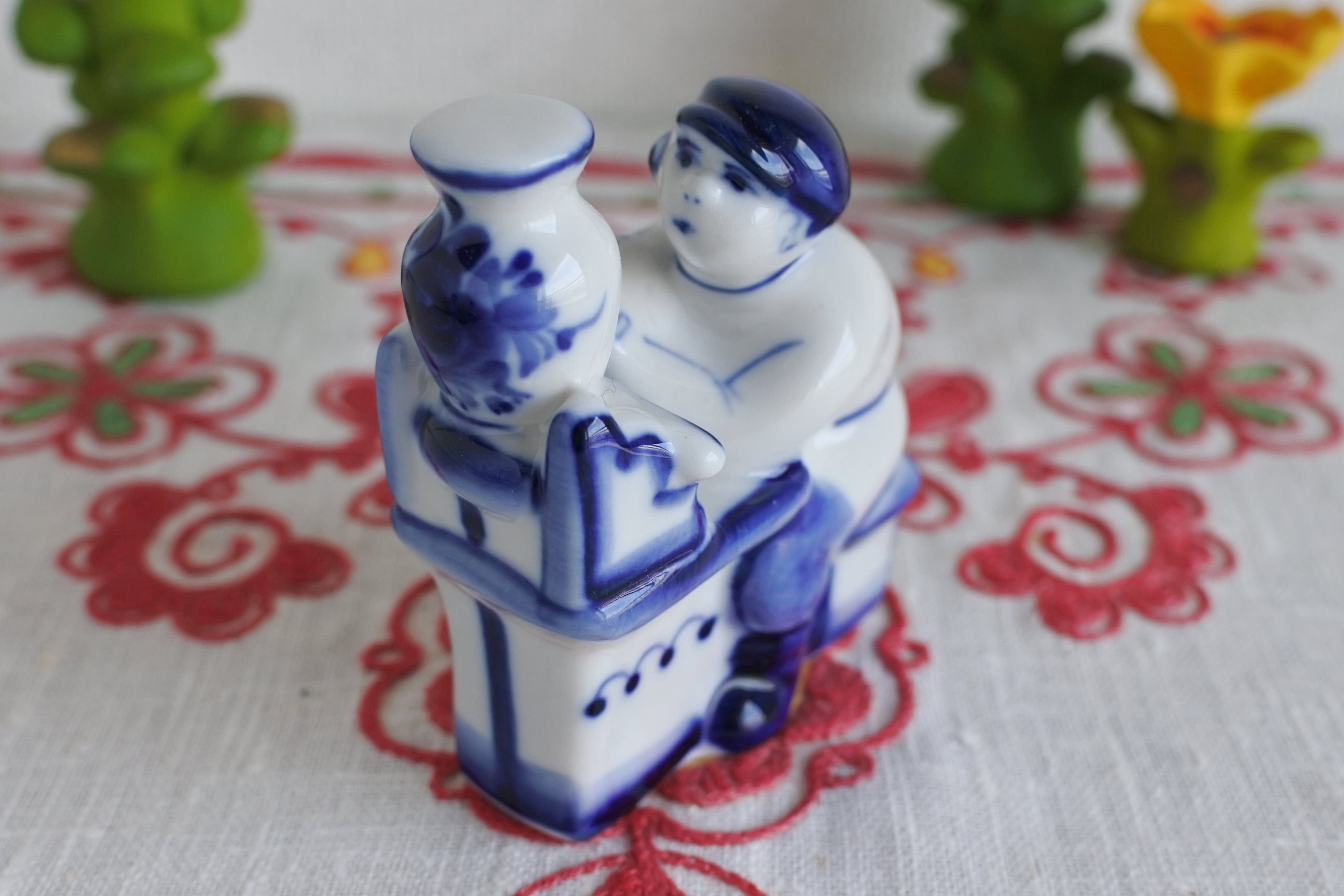 グジェリ焼 gzhel ロシア 陶器 フィギュリン 男女 カップル 工芸品